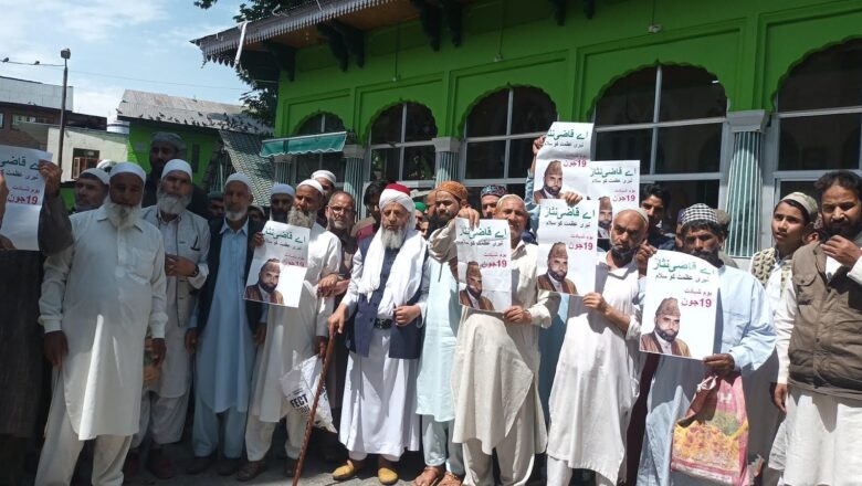 Valley Mosques pay tributes to the slain Mirwaiz of south Kashmir Dr. Qazi Nisar.