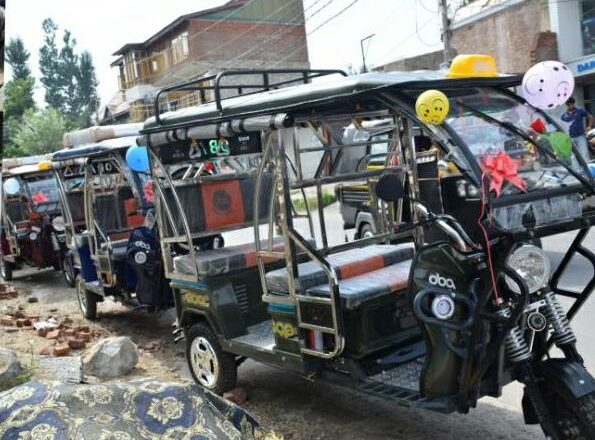 Two youth start e-rickshaw service in Kulgam