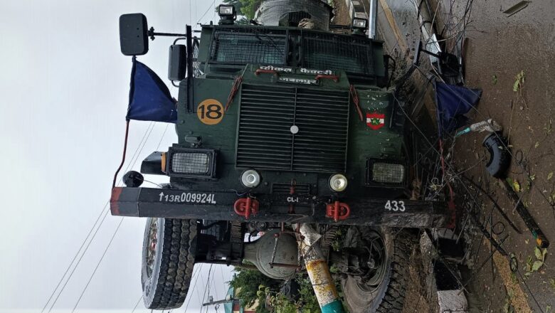 Four troopers injured as vehicle turns turtle in Kulgam