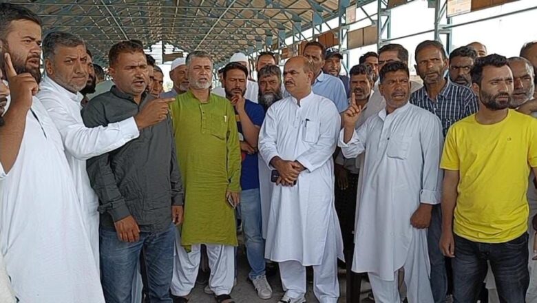 Video- Kashmiri Fruit growers protest over halting of trucks on Srinagar-Jammu Highway