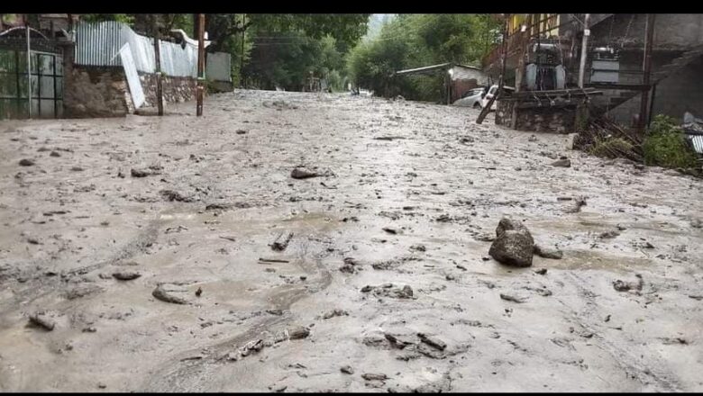 Fresh mudslides at Kullan Gund force closure of Srinagar-Leh highway