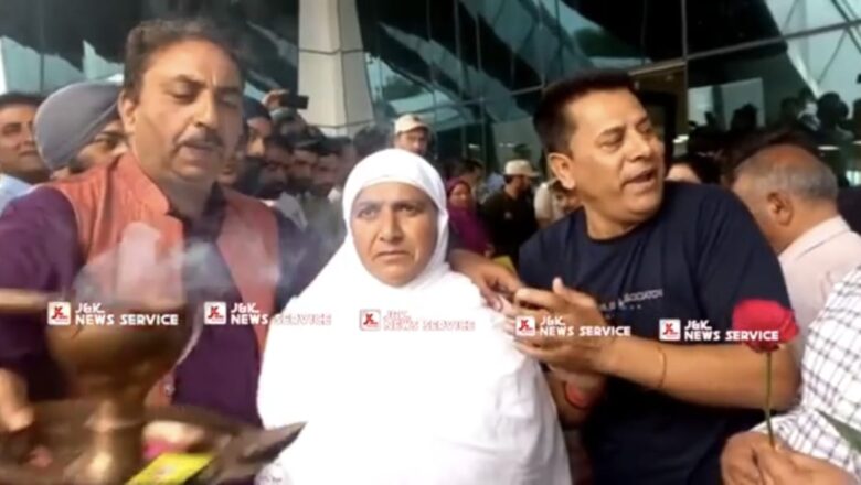 At Srinagar Airport, Kashmiri Pandits reciting Naats welcome Hajis returning from Saudi; seek their blessings