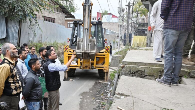 Demolition drive conducted at Shopian town, Move aimed to smoothen traffic movement, says Admin