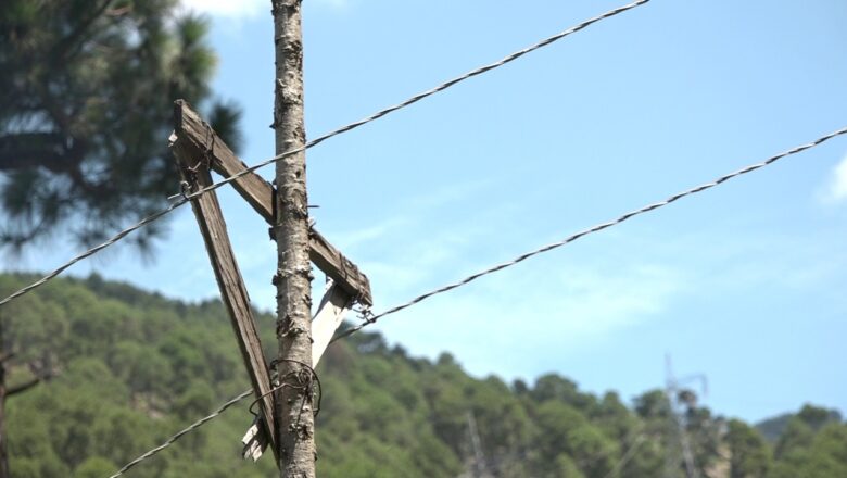 Loosely hanging wires irk Kulgam residents, appeal DC Kulgam for intervention