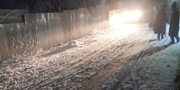 Mughal road, Sgr-Leh highway closed amid snowfall