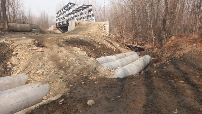 Pulwama: Contractor stops work on vital bridge, locals seek DM’s intervention