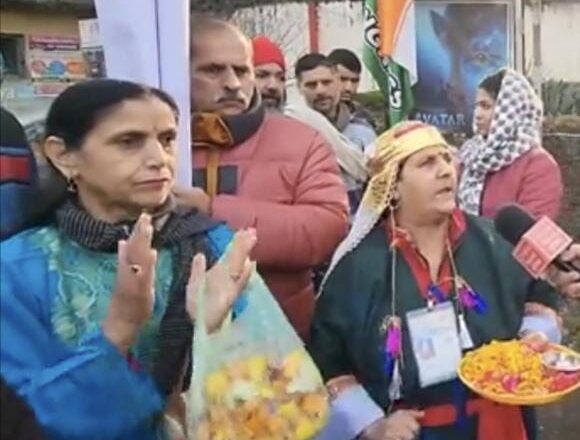 Angry at BJP, Kashmiri Pandit women welcome Rahul Gandhi with flowers in Jammu