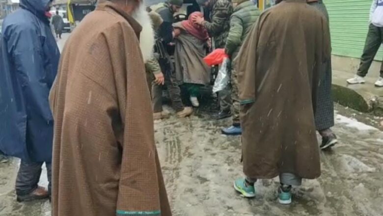 Amid heavy snowfall, Ganderbal police saves female patient in Waliwar Lar