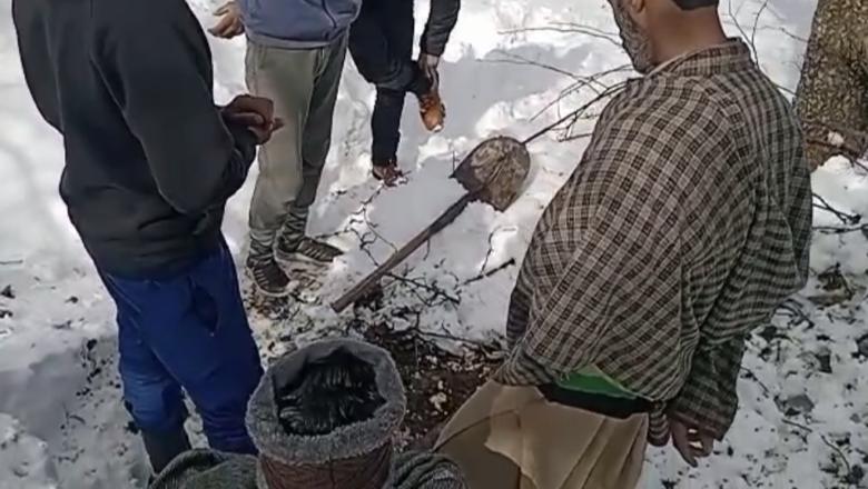 In Shopian area, damaged water supply forces residents to melt snow for drinking water