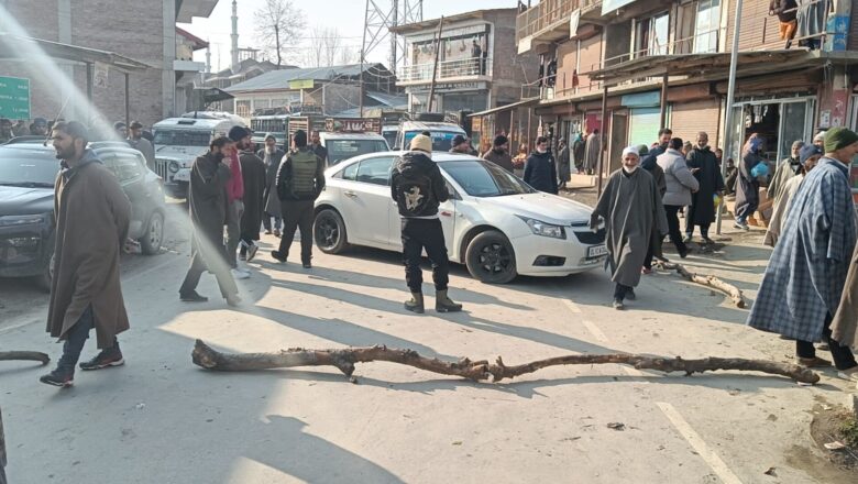 Aghast over ongoing power crisis in Kashmir, locals stage protest in Baramulla