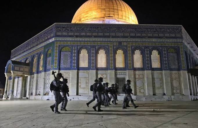 Israeli forces storm inside Al Aqsa, remove muslim worshippers from the mosque