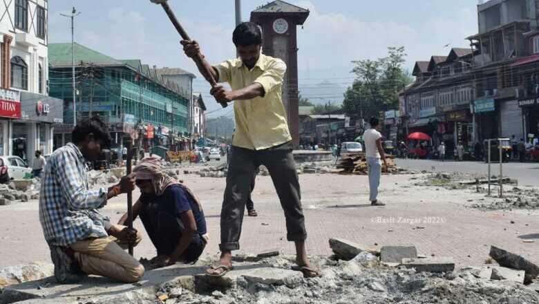 Commuters rue dilapidated roads in Srinagar