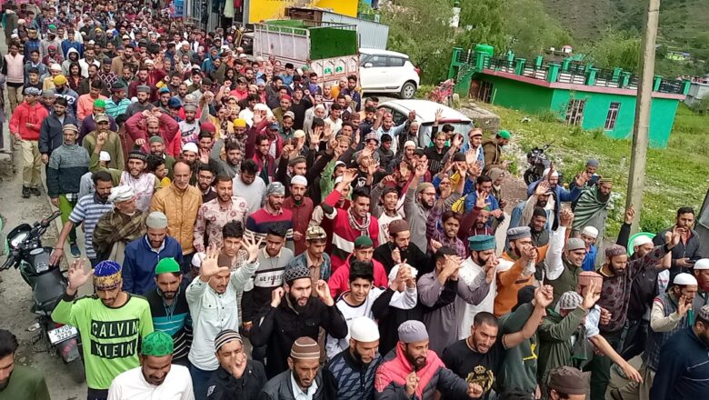 Massive protest in Rajouri to demand closure of liquor shop