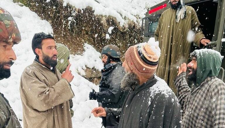 Amid fresh snowfall, Army rescues 30 families trapped at Margan Top