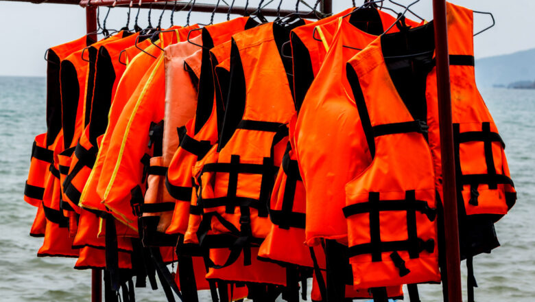 Admin makes availability of life saving jackets mandatory in Shikaras in Dal, Nigeen Lakes