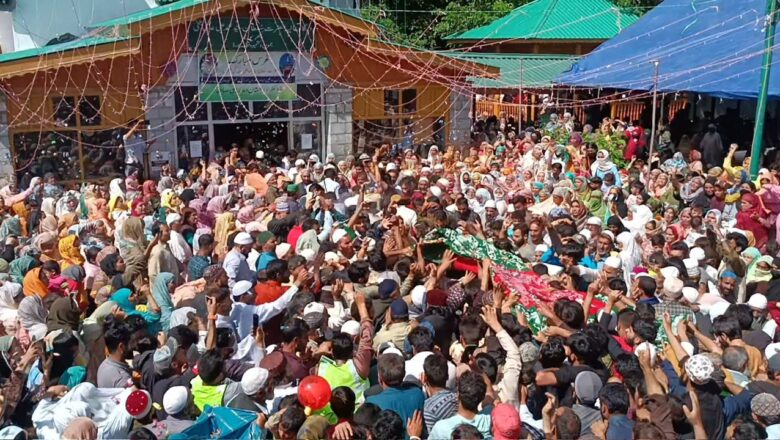 Thousands throng Pakherpora for annual urs of Hazrat Balkhi