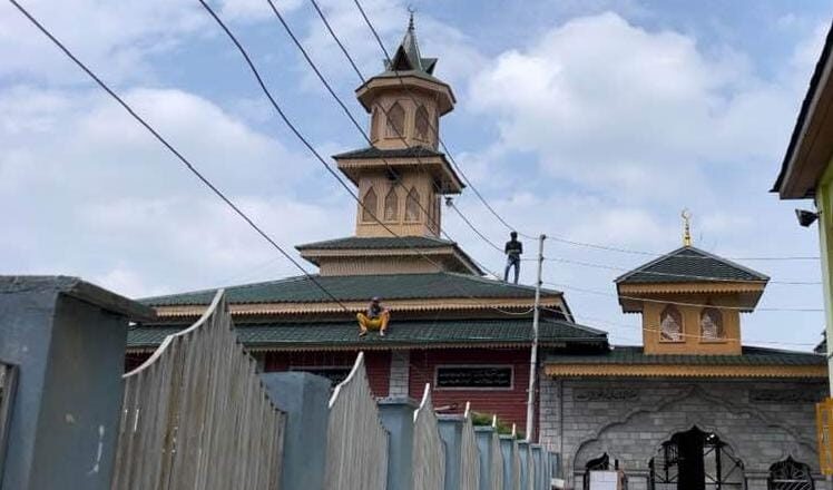 Protests erupt as admin freezes accounts of Khwaja Habibullah Nowshahri mosque in Srinagar