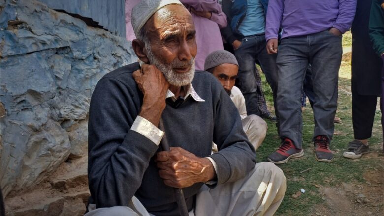 Elderly man, disabled son vote in Bandipora hoping for release of social welfare aid