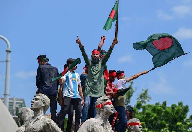 Bangladesh protesters break into major jail; Set free over 500 political prisoners