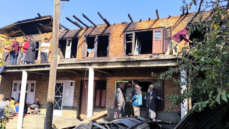 Four families lose shelter during devasting fire incident in Kulgam area