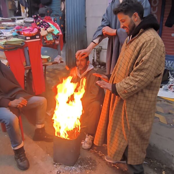 Severe cold wave grips Kashmir, Srinagar freezes at minus 6.6°c