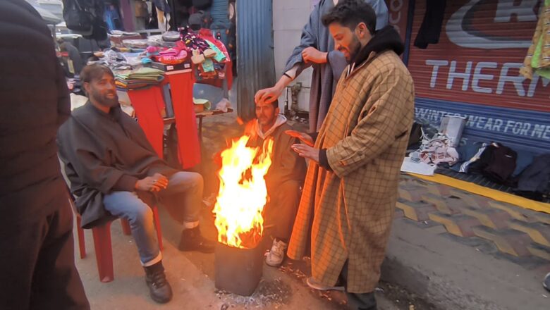 Severe cold wave grips Kashmir, Srinagar freezes at minus 6.6°c