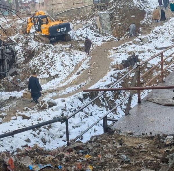 Dismantled four months ago, Kawaki Bazar bridge in Kulgam area zero progress