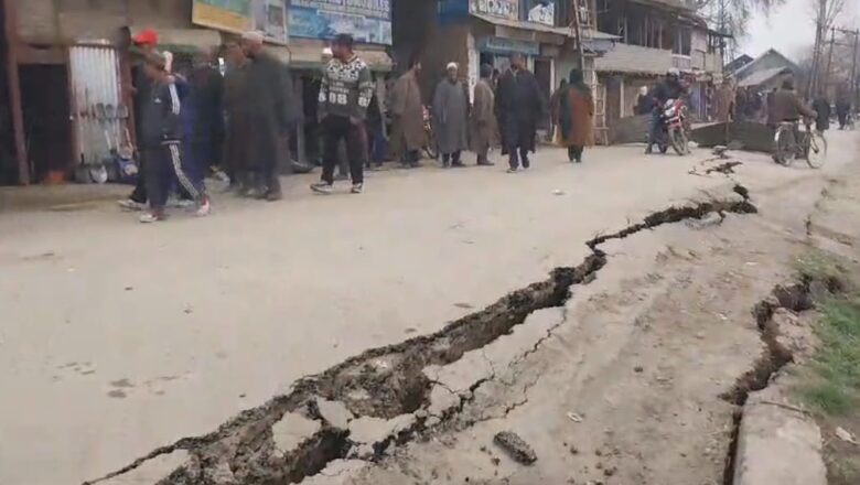 Panic in Hajin town as road along Jhelum develops massive cracks