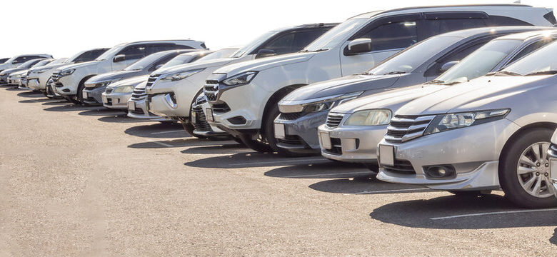 Locals fume as car dealers turn Srinagar roads into showroom