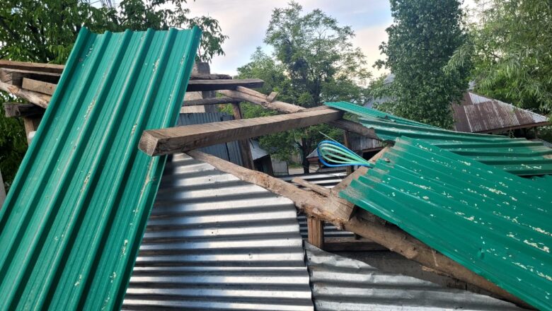 Windstorm wreaks havoc in Budgam areas, Damages homes, religious structures