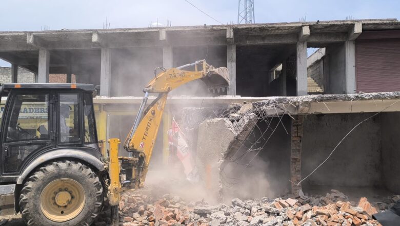 Admin conducts demolition drive in Kulgam for ‘road widening’