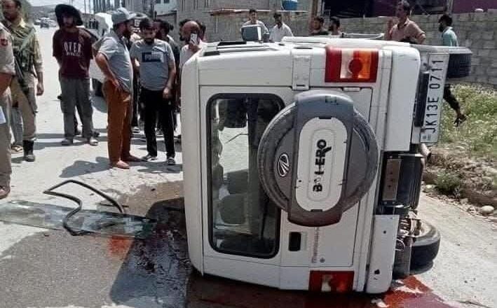 Two injured in Pulwama road accident, One critical