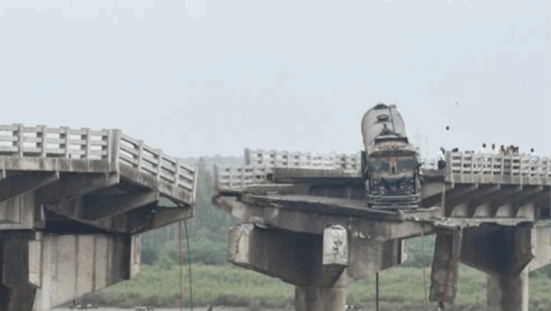 Nine dead after bridge collapses in Gujarat, Vehicles plunge into Mahi river