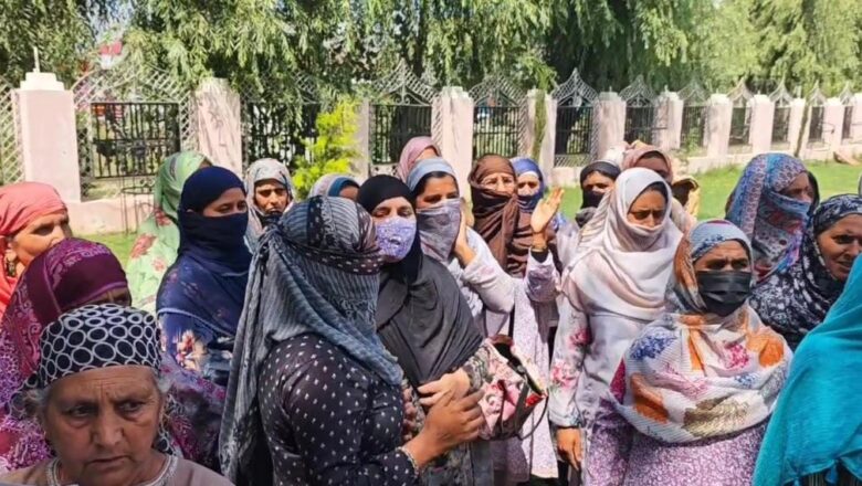 ‘Paid ₹10,000 per year’: Cooks in Education Department stage protest in Budgam