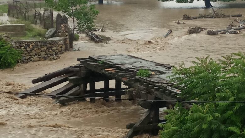 Jhelum breach inundates Budgam villages, residents evacuated