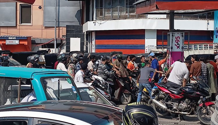 Rumours trigger rush at Srinagar fuel stations as people fear petrol shortage