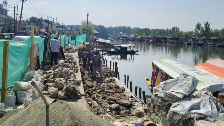 Government begins reconstruction of collapsed bund in Srinagar