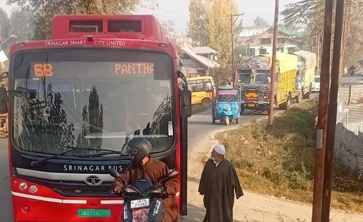 Early morning protests erupt in Sumbal over crumbling footbridge, Traffic disrupted